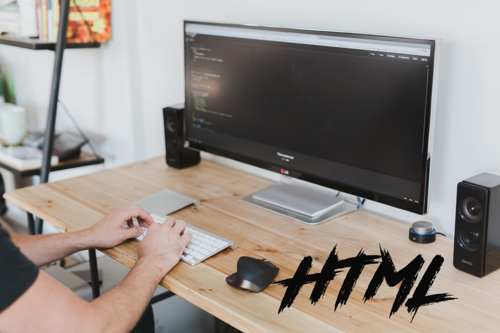 Image d'un homme tapant du code sur son ordinateur avec la mention HTML